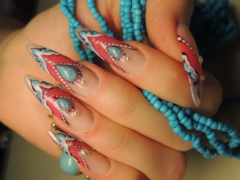 Design för skarpa naglar: nya mönster för spetsiga naglar. Ljusa ritningar för sommaren för akut nagelform med rhinestones och paljetter 17038_62