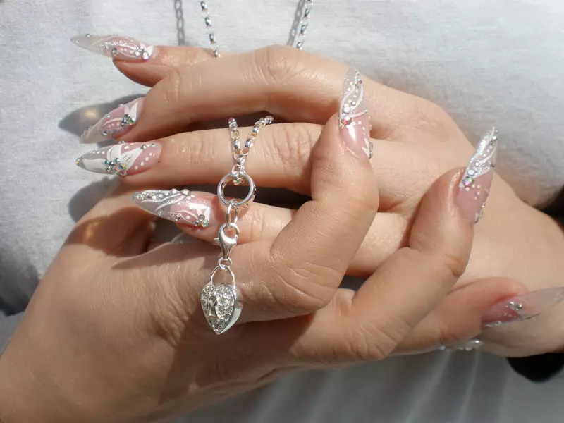 Design för skarpa naglar: nya mönster för spetsiga naglar. Ljusa ritningar för sommaren för akut nagelform med rhinestones och paljetter 17038_8