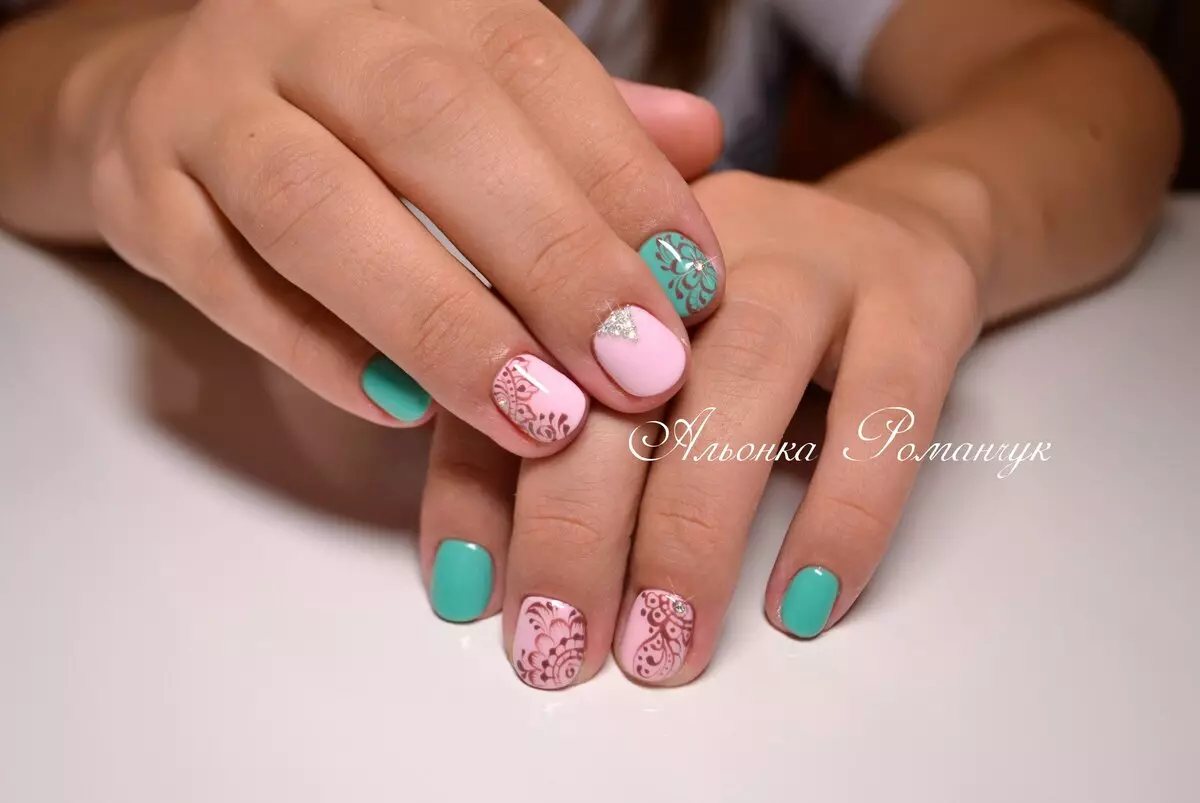 Wara lori eekanna iyipo (awọn fọto 38): Awọn imọran lẹwa fun apẹrẹ manicure pẹlu yika ati apẹrẹ ọrinrin 17043_2