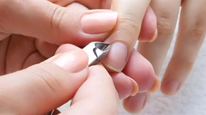 Manicure on Round Nails (izithombe ezingama-38): Imibono emihle ye-Manicure design ngesimo esiyindilinga nesi-semicircular 17043_25
