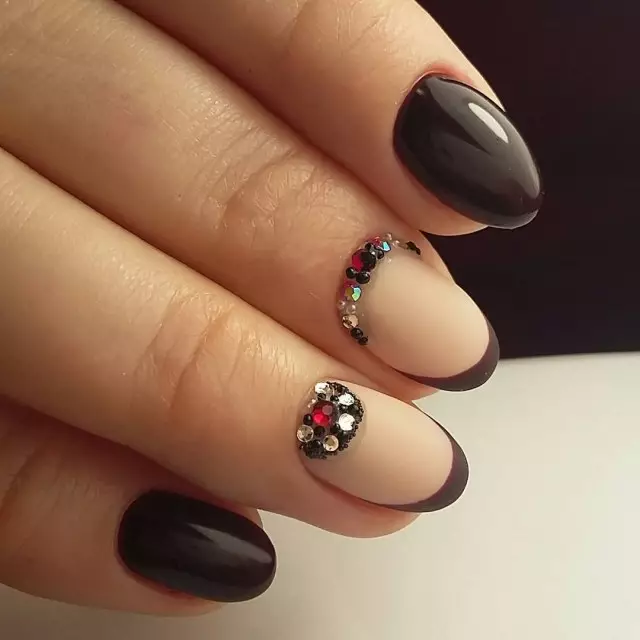 Manicure on Round Nails (izithombe ezingama-38): Imibono emihle ye-Manicure design ngesimo esiyindilinga nesi-semicircular 17043_30