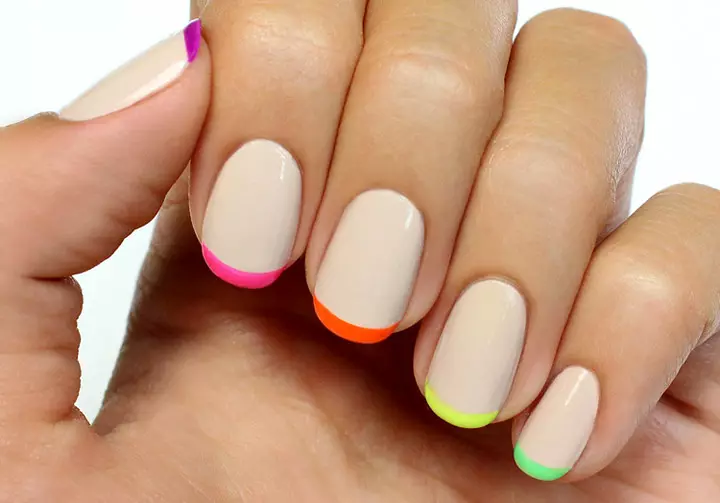 Manicure On Round Nails (38 foto): Ide-ide indah untuk desain manikur dengan bentuk bulat dan setengah lingkaran 17043_36