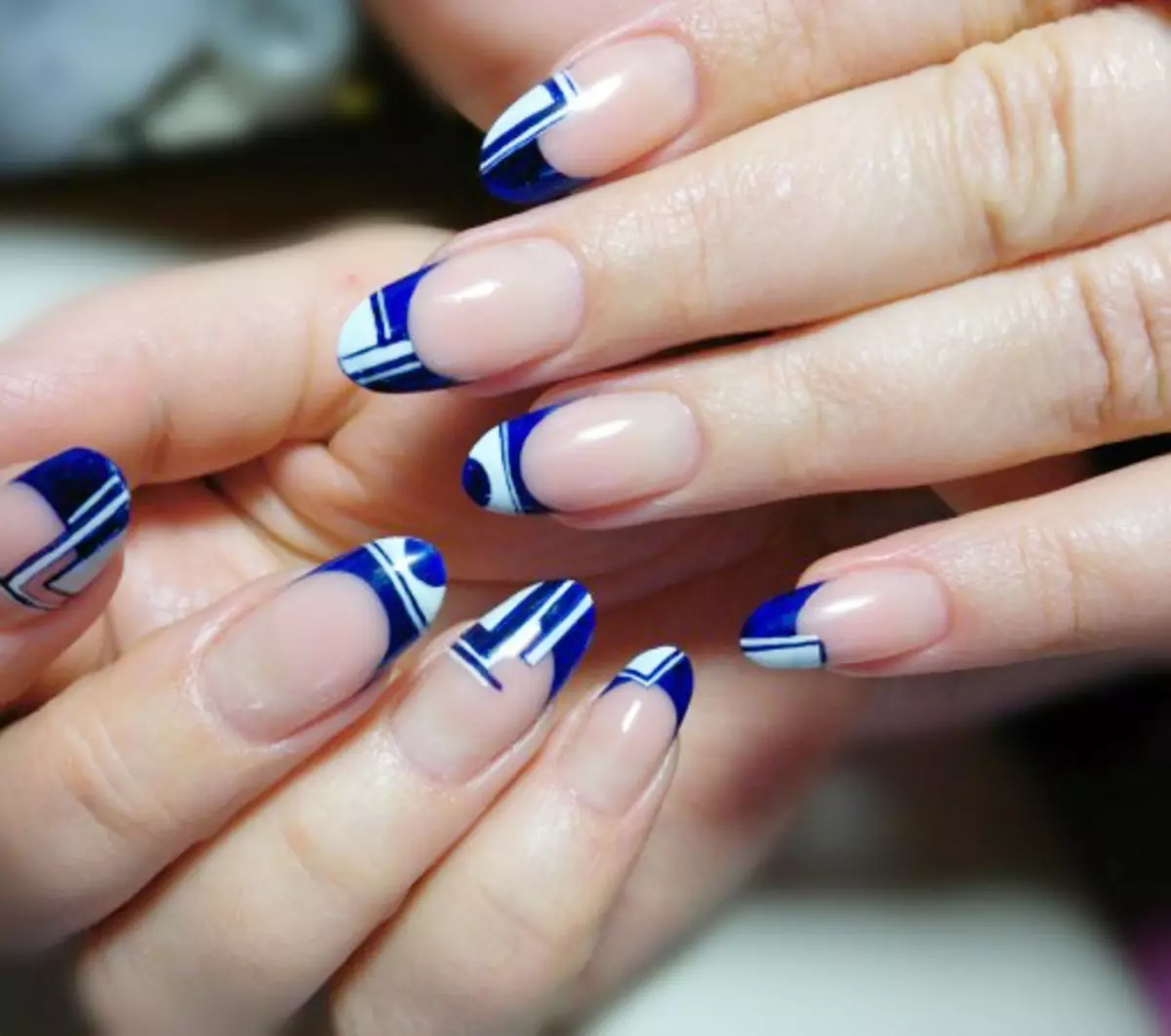 Френч синий на ногтях с дизайном фото миндальной