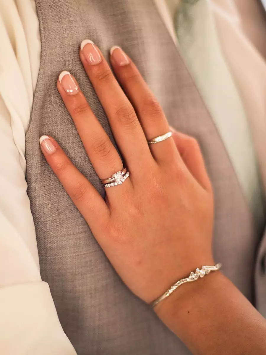 Кольцо на правом безымянном пальце у девушки. Модные кольца. Стильные обручальные кольца на руках. Стильные обручальные кольца. Модные широкие кольца.