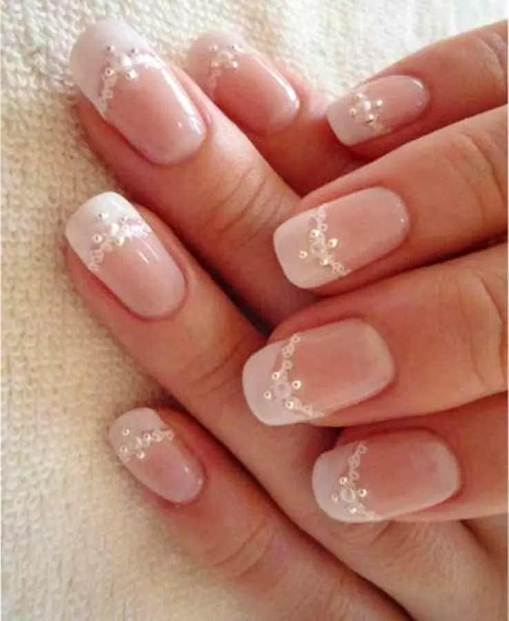 I-Franch on Oval Nails (izithombe ezingama-46): Isi-French Nail Manicure ngesimo se-oval 17048_11