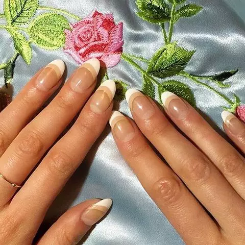 ٽوس ميخن واريء (46 فوٽن) تي Franch: ٽوس جي صورت ۾ فرانسيسي کيل manicure 17048_9