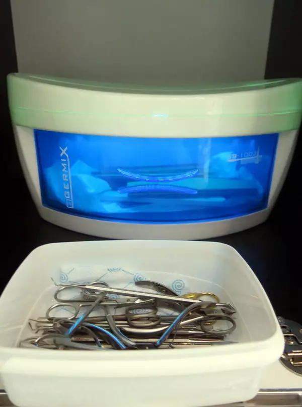 Sterilisasi alat manikur: Bagaimana memilih sterilisasi dan sarana untuk desinfeksi? Bagaimana cara mensterilkan alat di rumah? 17060_20
