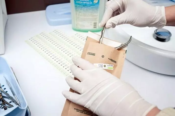 Sterilisasi alat manikur: Bagaimana memilih sterilisasi dan sarana untuk desinfeksi? Bagaimana cara mensterilkan alat di rumah? 17060_24