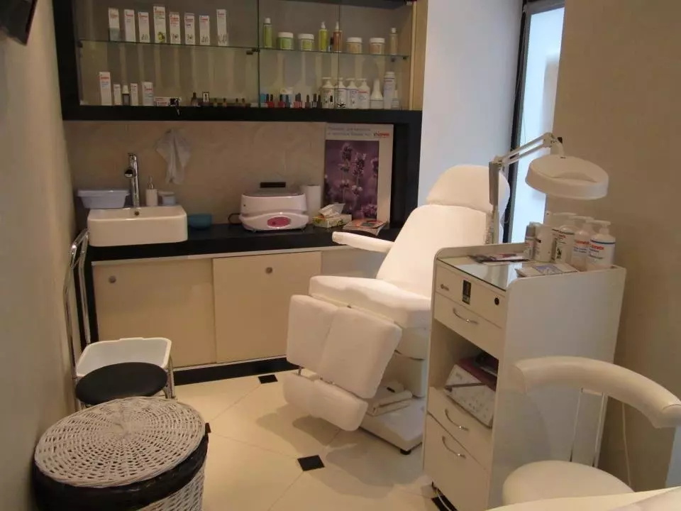 Perabot kabinet manicure: Pilih troli untuk pedikur ke salon 17061_10