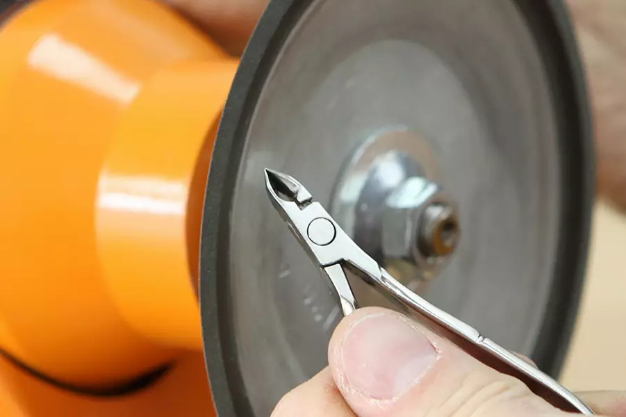 afilat d'eines per a la manicura: com esmolar les pinces a la llar de manicura per a la cutícula?