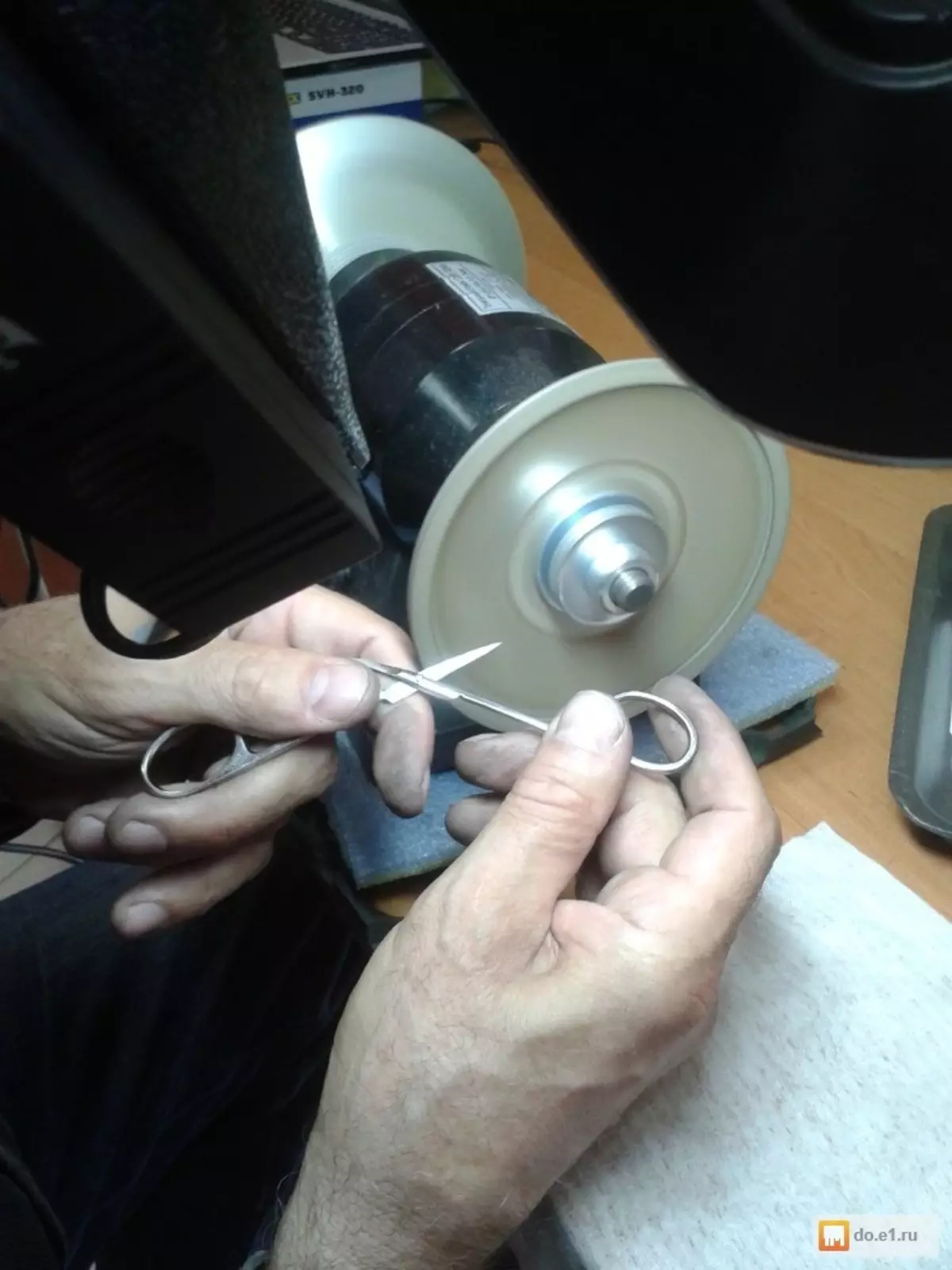 Atire ferramentas de manicure: em uma máquina profissional. Como balançar pinças e pinças em casa? 17069_18