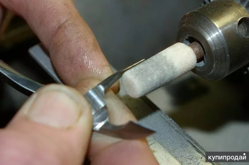 Tiro de herramientas de manicura: en una máquina profesional. ¿Cómo columpiar los pinzas y pinzas en casa? 17069_19