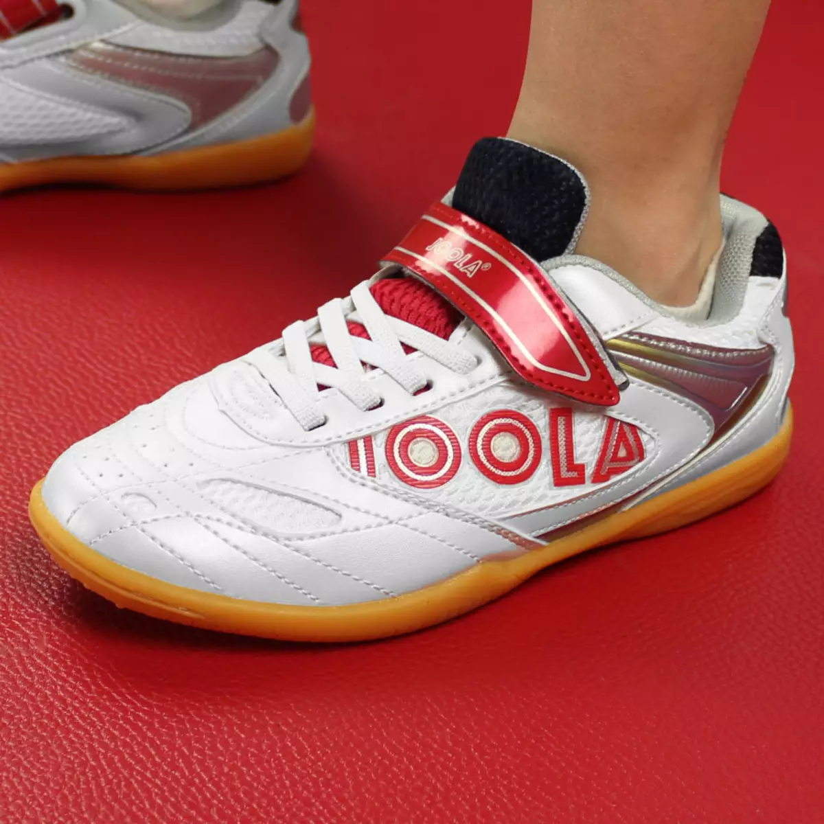 Desk Tennis Sneakers: Butterfly, Asics kaj Adidas Ŝuoj. Kiel elekti la plej bonajn sportŝuojn por la ludo? 1706_20