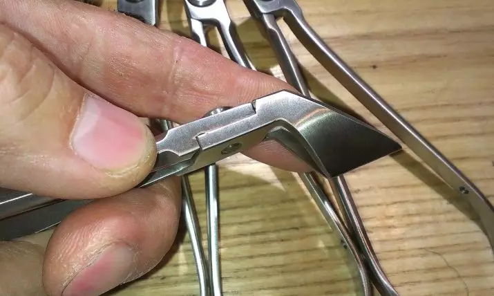 Manikúra nůžky (21 fotek): Ostření nástroje pro nůžky na nehty a zinger kůžičky doma. Nejlepší profesionální firmy 17070_19