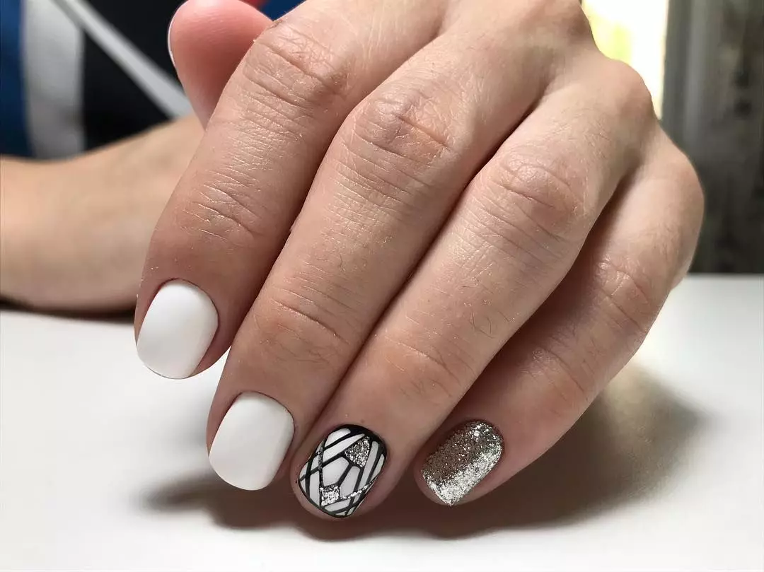 Ienfâldige manikure foar koarte nagels (71 foto's): Seleksje fan ûntwerp. Hoe kinne jo thús in ljocht en prachtige manikure meitsje? Stap-by-stap-ynstruksjes foar begjinners 17105_47