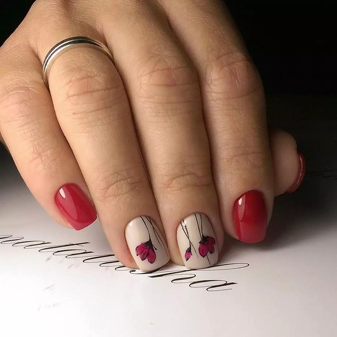 Ienfâldige manikure foar koarte nagels (71 foto's): Seleksje fan ûntwerp. Hoe kinne jo thús in ljocht en prachtige manikure meitsje? Stap-by-stap-ynstruksjes foar begjinners 17105_48