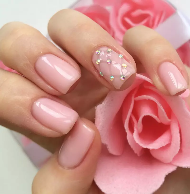 manicure Bright li ser bizmaran kurt de (62 photos): options design li rengên ronahiyê. Hilbijartina flowers boyaxa 17106_9