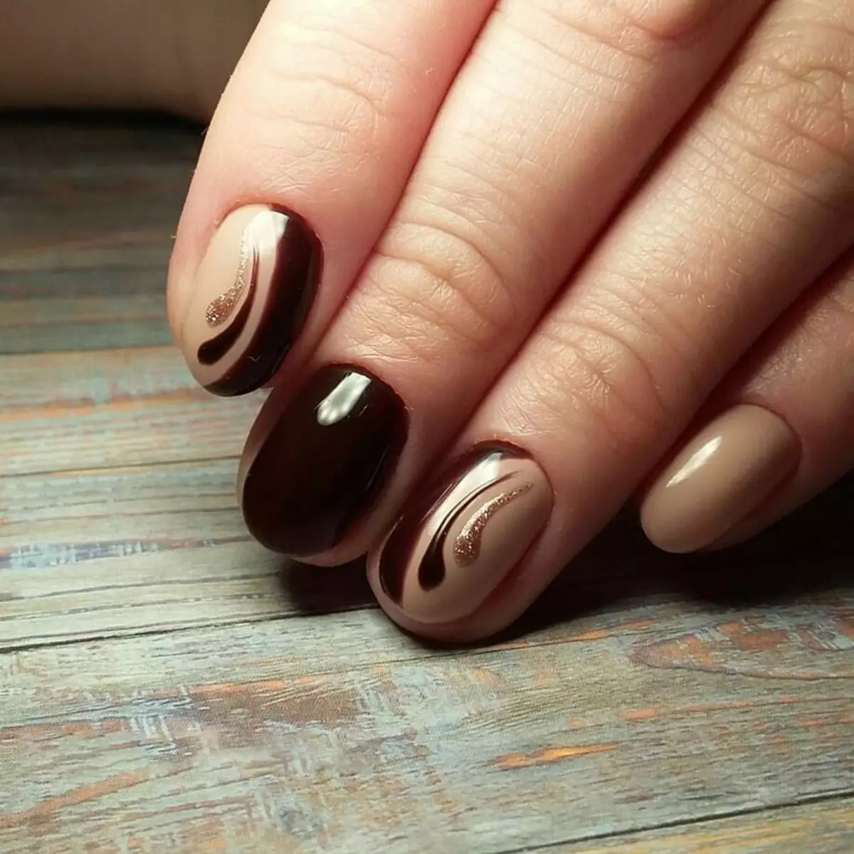 Темно нокти на кратки нокти (59 фотографии): Дизајн идеи користејќи Браун лак. Како да направите оригинален маникир во темни бои? 17109_57