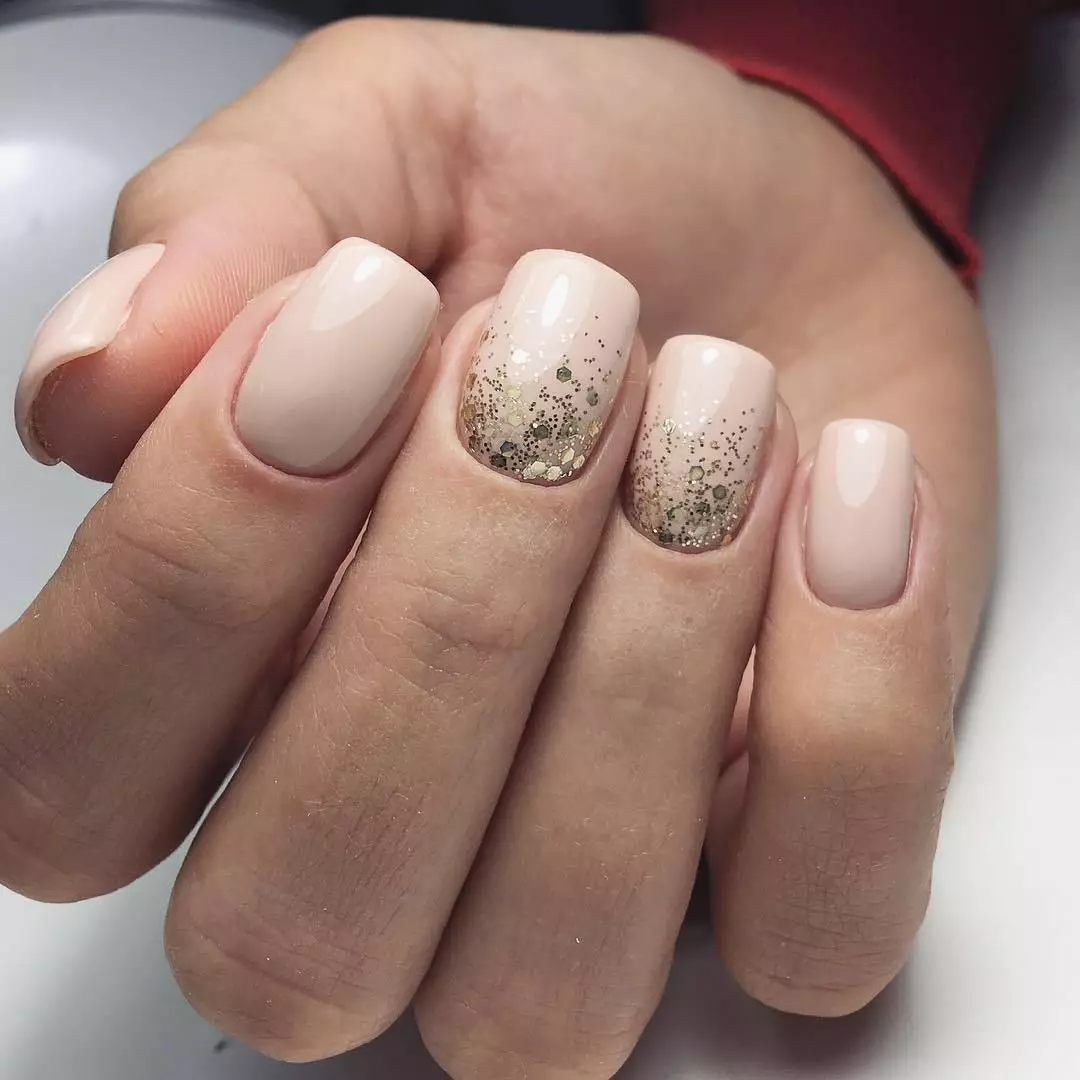 manucure unique pour les ongles courts (55 photos): options de conception avec strass et paillettes. Le choix des nuances appropriées 17119_17