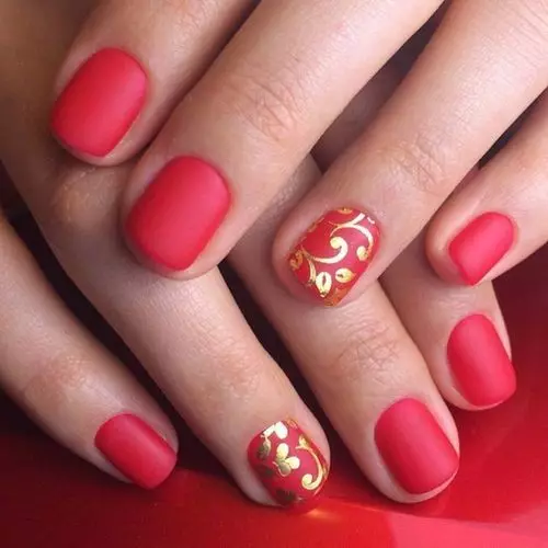 Rode manicure op korte nagels (66 foto's): ontwerpideeën voor monofonische, zwarte en rode, rode en witte manicure, met steentjes en andere inrichting 17126_12