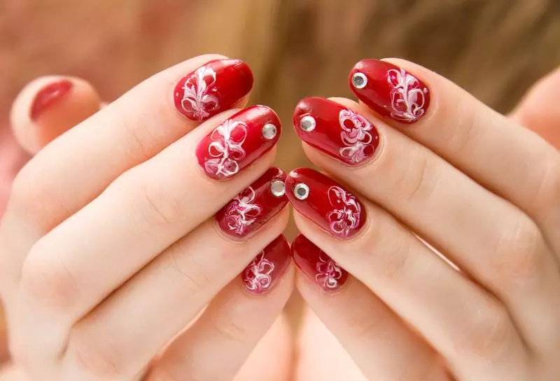 Rode manicure op korte nagels (66 foto's): ontwerpideeën voor monofonische, zwarte en rode, rode en witte manicure, met steentjes en andere inrichting 17126_13