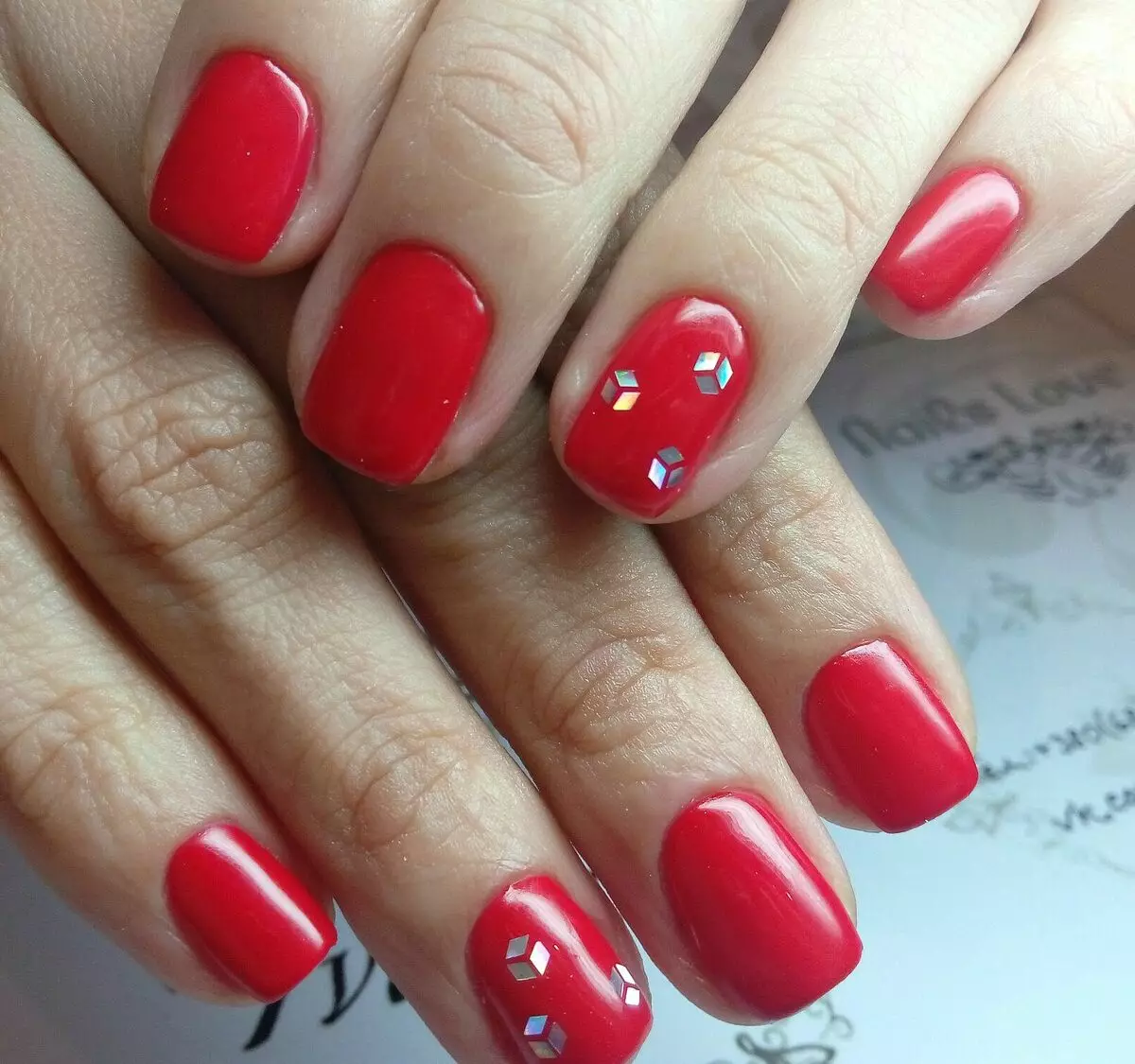 Manicure vermelho em unhas curtas (66 fotos): Idéias de design para manicure monofônico, preto e vermelho, vermelho e branco, com strass e outra decoração 17126_15