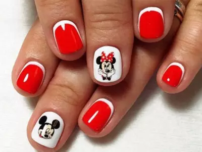 Rode manicure op korte nagels (66 foto's): ontwerpideeën voor monofonische, zwarte en rode, rode en witte manicure, met steentjes en andere inrichting 17126_17