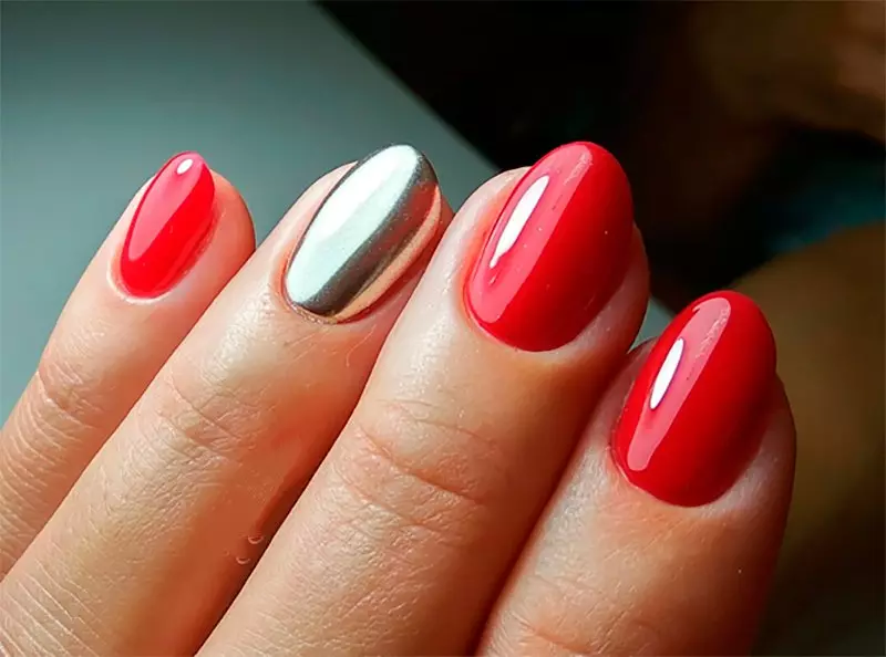 Red manicure sa maikling mga kuko (66 mga larawan): Mga ideya sa disenyo para sa monophonic, itim at pula, pula at puting manikyur, na may mga rhinestones at iba pang palamuti 17126_23