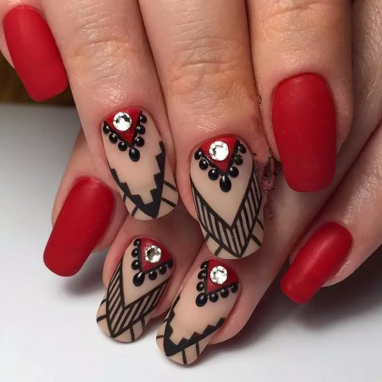 Manicura roja en clavos cortos (66 fotos): ideas de diseño para manicura monofónica, negra y roja, roja y blanca, con pedrería y otra decoración 17126_32