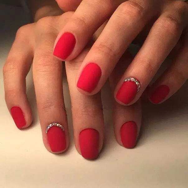 Red manicure sa maikling mga kuko (66 mga larawan): Mga ideya sa disenyo para sa monophonic, itim at pula, pula at puting manikyur, na may mga rhinestones at iba pang palamuti 17126_38