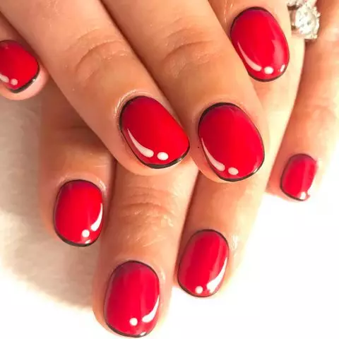 Red manicure sa maikling mga kuko (66 mga larawan): Mga ideya sa disenyo para sa monophonic, itim at pula, pula at puting manikyur, na may mga rhinestones at iba pang palamuti 17126_4