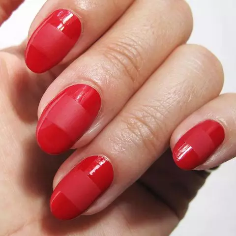 Red manicure sa maikling mga kuko (66 mga larawan): Mga ideya sa disenyo para sa monophonic, itim at pula, pula at puting manikyur, na may mga rhinestones at iba pang palamuti 17126_40