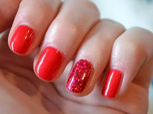 Manicure vermelho em unhas curtas (66 fotos): Idéias de design para manicure monofônico, preto e vermelho, vermelho e branco, com strass e outra decoração 17126_41