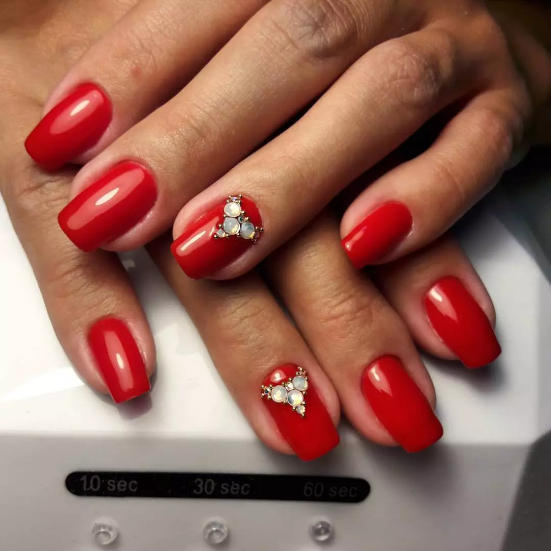Rode manicure op korte nagels (66 foto's): ontwerpideeën voor monofonische, zwarte en rode, rode en witte manicure, met steentjes en andere inrichting 17126_47