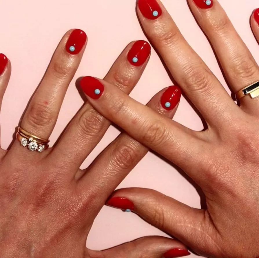 Rode manicure op korte nagels (66 foto's): ontwerpideeën voor monofonische, zwarte en rode, rode en witte manicure, met steentjes en andere inrichting 17126_5