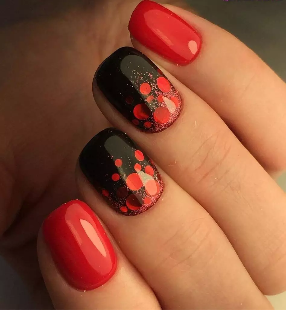 Manicure vermelho em unhas curtas (66 fotos): Idéias de design para manicure monofônico, preto e vermelho, vermelho e branco, com strass e outra decoração 17126_50