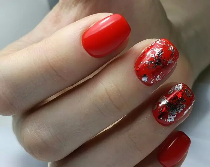 Manicure vermelho em unhas curtas (66 fotos): Idéias de design para manicure monofônico, preto e vermelho, vermelho e branco, com strass e outra decoração 17126_53