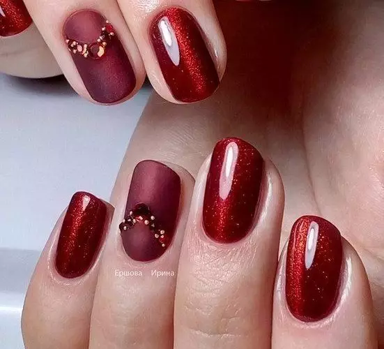 Manicura roja en clavos cortos (66 fotos): ideas de diseño para manicura monofónica, negra y roja, roja y blanca, con pedrería y otra decoración 17126_56