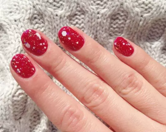 Manicure vermelho em unhas curtas (66 fotos): Idéias de design para manicure monofônico, preto e vermelho, vermelho e branco, com strass e outra decoração 17126_6