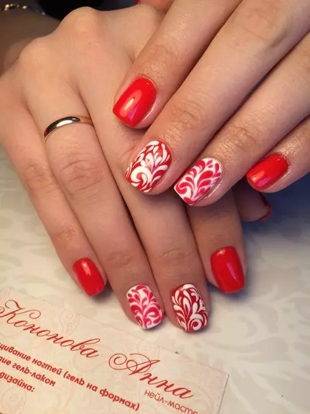 Red manicure sa maikling mga kuko (66 mga larawan): Mga ideya sa disenyo para sa monophonic, itim at pula, pula at puting manikyur, na may mga rhinestones at iba pang palamuti 17126_63