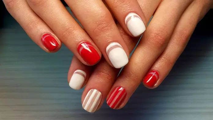 Rode manicure op korte nagels (66 foto's): ontwerpideeën voor monofonische, zwarte en rode, rode en witte manicure, met steentjes en andere inrichting 17126_64