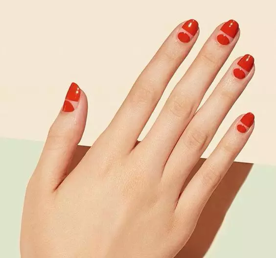 Red manicure sa maikling mga kuko (66 mga larawan): Mga ideya sa disenyo para sa monophonic, itim at pula, pula at puting manikyur, na may mga rhinestones at iba pang palamuti 17126_66