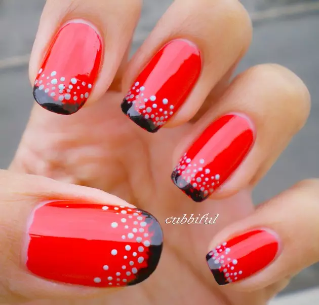 Manicure vermelho em unhas curtas (66 fotos): Idéias de design para manicure monofônico, preto e vermelho, vermelho e branco, com strass e outra decoração 17126_9