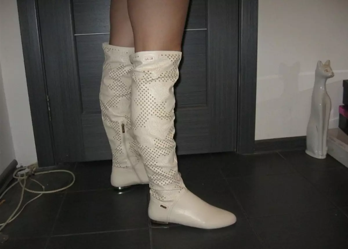 Suede Botors გარეშე heel (29 ფოტო): რა არის შემოდგომაზე შავი ან ნაცრისფერი ფეხსაცმელი? 1712_13
