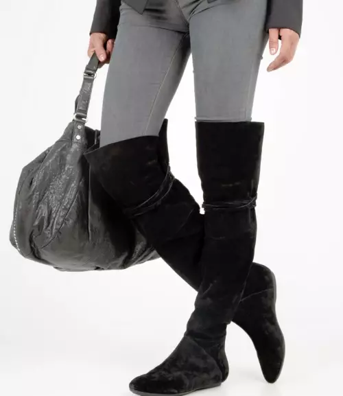 Suede Botors გარეშე heel (29 ფოტო): რა არის შემოდგომაზე შავი ან ნაცრისფერი ფეხსაცმელი? 1712_22