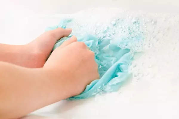 Hur tar man bort nagellack från kläder? Hur tvättar du det naturliga tyget? Vad ska du ta med spåret från fläcken? Hur man tar bort torkad lack? 17135_10
