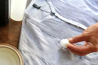 Kako ukloniti lak za nokte od odjeće? Kako oprati prirodnu tkaninu? Što donijeti stazu od mrlje? Kako ukloniti suho laka? 17135_4
