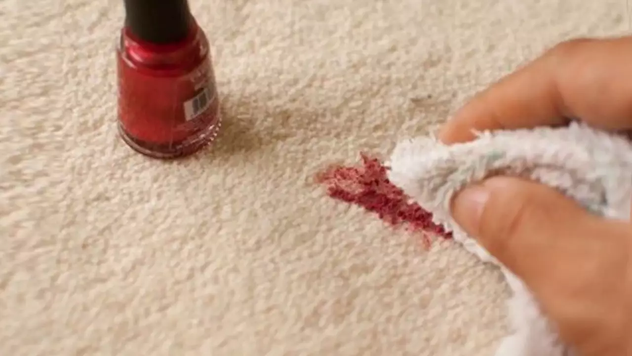 How to remove nail polish from the carpet? How can you drop the dried spot? Effective ways to remove and remove stains 17136_3