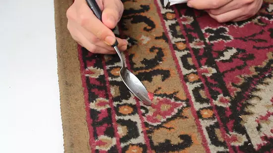 How to remove nail polish from the carpet? How can you drop the dried spot? Effective ways to remove and remove stains 17136_5