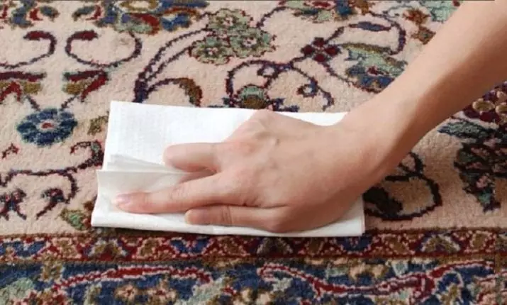How to remove nail polish from the carpet? How can you drop the dried spot? Effective ways to remove and remove stains 17136_9